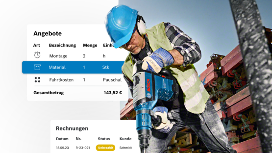 Ein Handwerker in blauer Sicherheitshaar und gelber Weste benutzt einen elektrischen Bohrer. Im Hintergrund befinden sich Holzpaletten. Rechnungen und Angebote sind transparent überlagert.