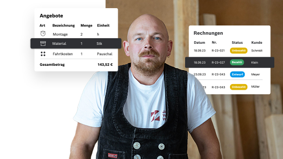 Ein Mann in Arbeitskleidung steht vor Holzlatten, Rechnungen sind sichtbar.