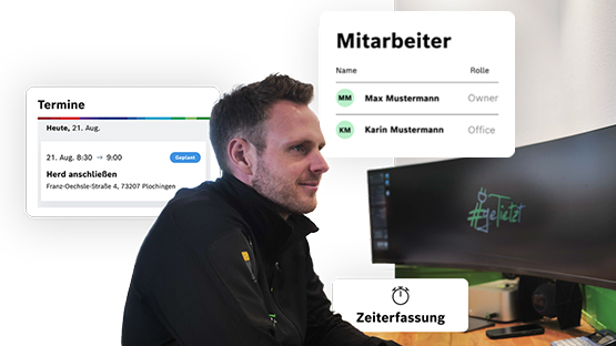 Mann sitzt am Schreibtisch, Bildschirm mit Terminen und Mitarbeiterdaten.