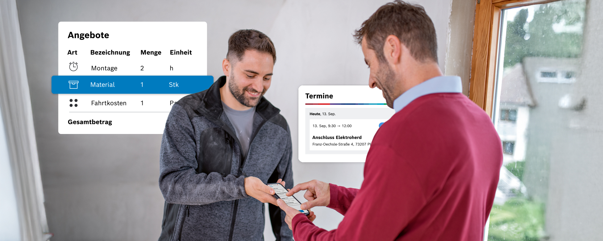 Zwei Männer stehen in einem Raum und tauschen Informationen über eine mobile App aus.