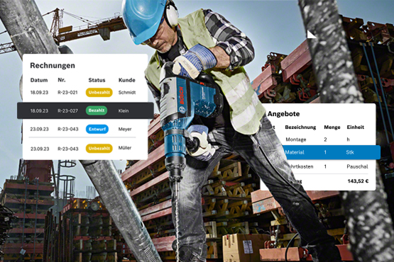 Ein Bauarbeiter mit Helm und blauer Jacke bedient einen Bohrer vor einem Baustellenhintergrund.