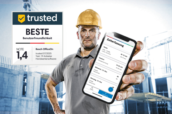 OfficeOn: Die benutzerfreundlichste Handwerkersoftware im Test Mann mit gelbem Helm zeigt Smartphone mit Zeitmanagement-App, Bauhintergrund, Bewertung 1,4.