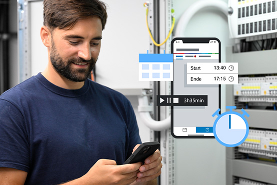 Ein Mann mit Bart in einem blauen T-Shirt schaut auf sein Handy. Im Hintergrund sind elektrische Schaltkästen.
