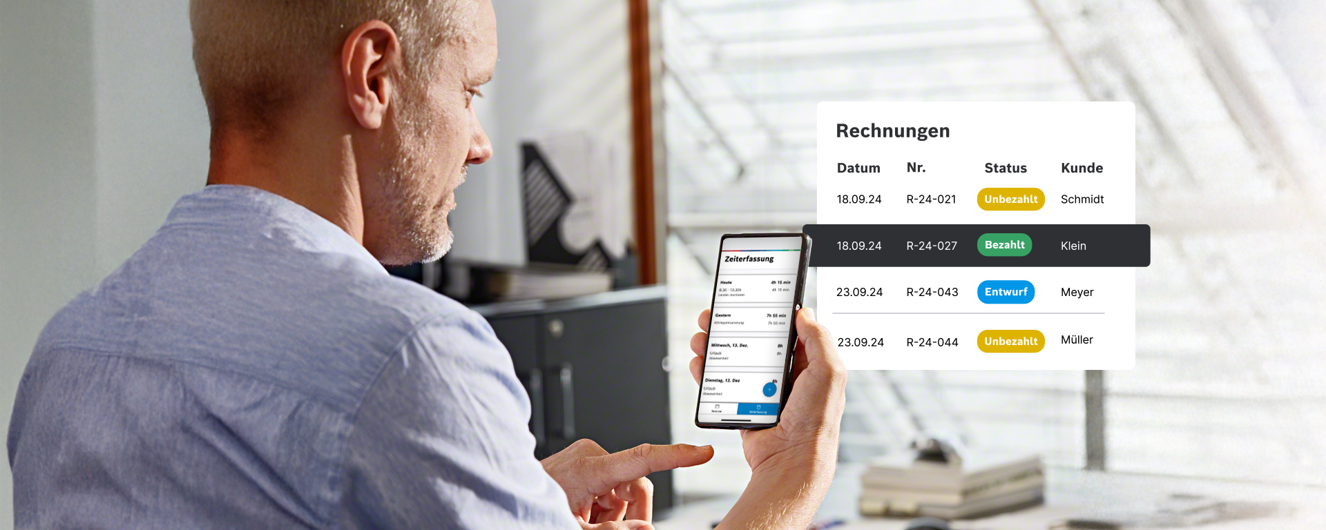 Ein Mann mit kurzem Haar hält ein Smartphone in der Hand.