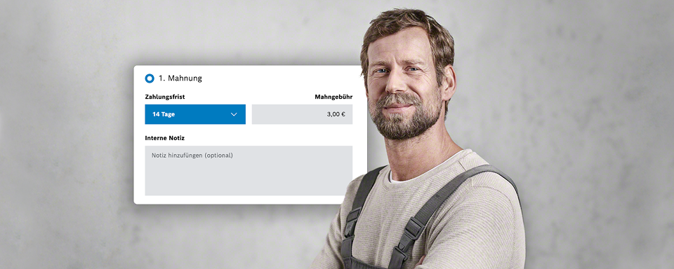 Ein Mann in Arbeitskleidung steht neben einer Rechnung mit Mahnung.