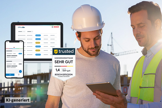 Zwei Männer auf einer Baustelle betrachten ein Tablet. Im Hintergrund sind Baukräne sichtbar. Einer trägt einen weißen Helm und der andere eine gelbe Sicherheitsweste. Auf dem Tablet und Smartphone sind Bildschirmansichten einer Software abgebildet. Ein Zertifikat zeigt "SEHR GUT" an.