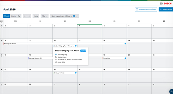 Ein digitaler Kalender für Juni 2026 zeigt wöchentliche und tägliche Ansichten mit blauen Markierungen für Termine.