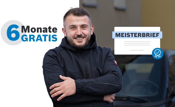 Ein lächelnder Mann in schwarzer Jacke steht mit verschränkten Armen vor einem Fahrzeug. Im Hintergrund ist ein Zertifikat sichtbar, das "Meisterbrief" anzeigt, sowie der Hinweis "6 Monate GRATIS" in blauer Schrift. Die Szene wirkt freundlich und einladend.