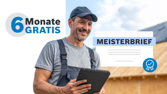 Ein lächelnder Handwerker mit Tablet steht vor einem Holzgebäude.