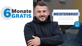 Ein Mann mit kurzem Bart und lächelndem Gesicht trägt eine schwarze Jacke. Im Hintergrund ist ein unscharfes Gebäude zu sehen. Links steht der Text "6 Monate GRATIS" in Blau, daneben "MEISTERBRIEF" in Schwarz. Die Stimmung ist freundlich und einladend.