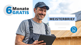 Ein lächelnder Mann in Latzhose hält ein Tablet, im Hintergrund Holzbau.