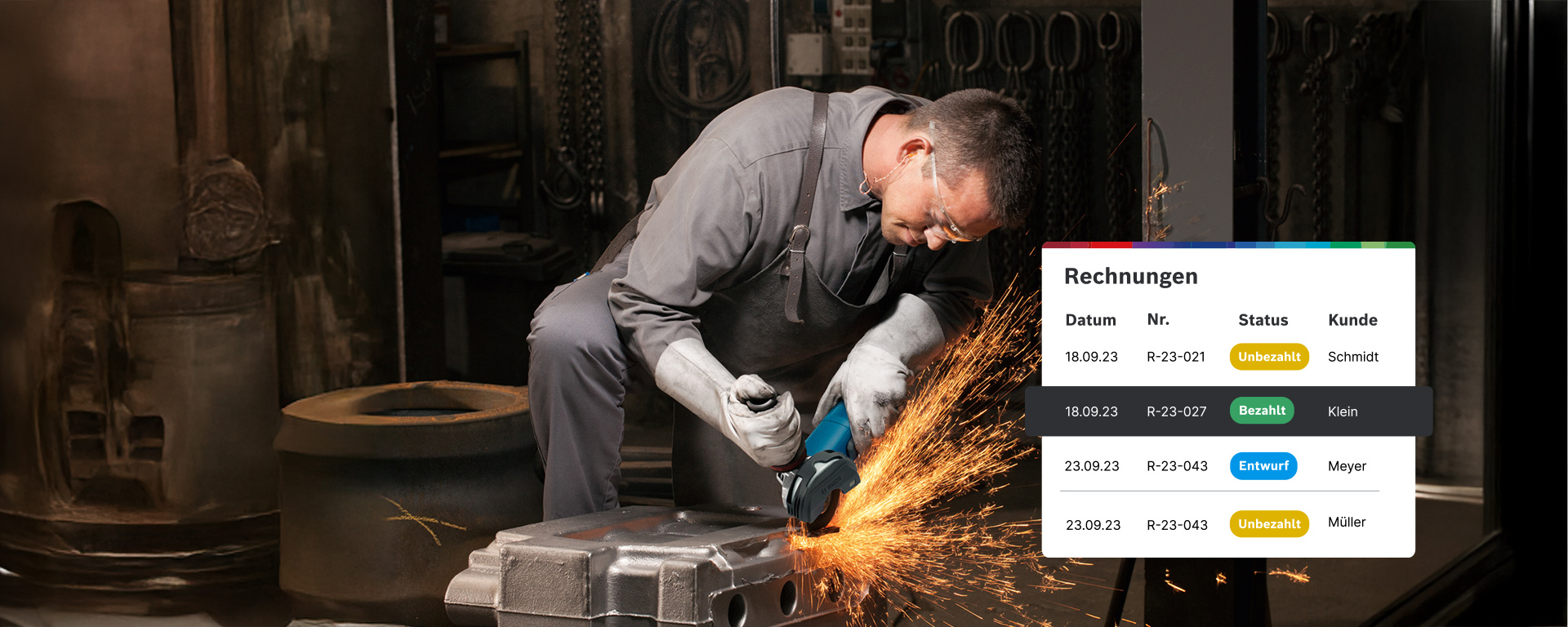 Ein Handwerker schneidet Metall mit einer Winkelschleifmaschine, Funken fliegen.