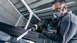 Ein Arbeiter nutzt einen Bosch Professional Akku-Schneider an einem Metallträger.