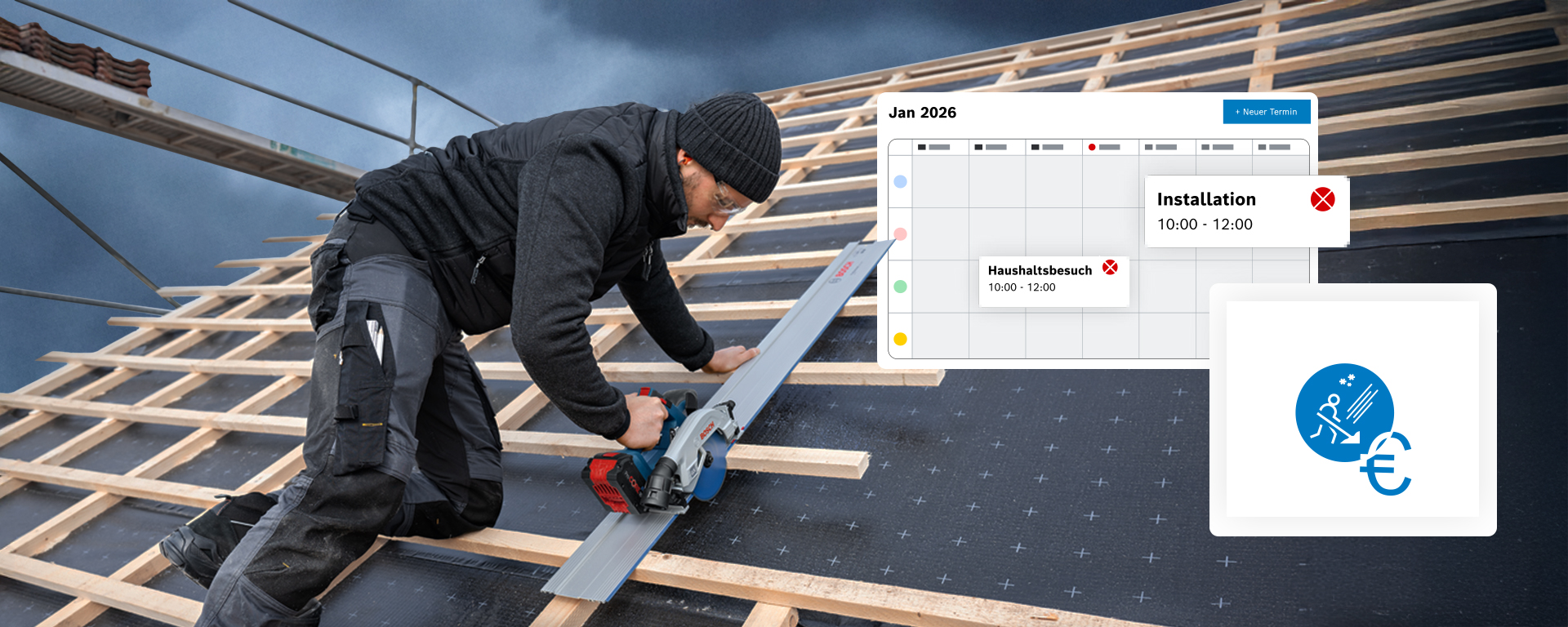 Ein Handwerker schneidet Holz auf einem Dach mit einer Bosch Säge.