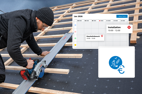 Ein Handwerker schneidet Holz auf einem Dach mit einer Bosch Säge.