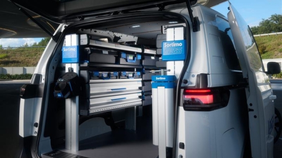 Ein offener Fahrzeugkoffer mit Sortimo Regalsystem in blau und grau.