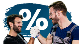 Zwei Männer mit Schutzbrillen kämpfen im Armdrücken, lächeln.